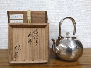金谷五郎三郎造 精銀鎚目菊摘 宝珠式湯沸（銀瓶）