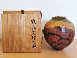 伊藤東彦 鉄釉草紋花瓶